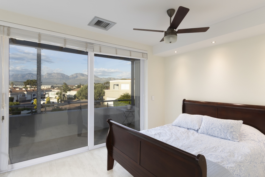To Let 4 Bedroom Property for Rent in Harbour Island Western Cape